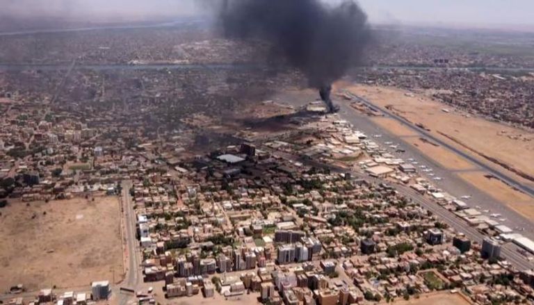 أعمدة الدخان تتصاعد في قلب العاصمة السودانية - أرشيفية