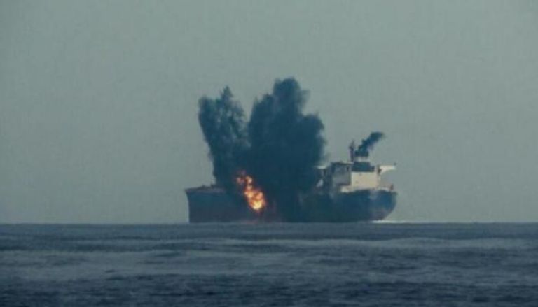 النيران تشتعل في ناقلة نفط - أرشيفية