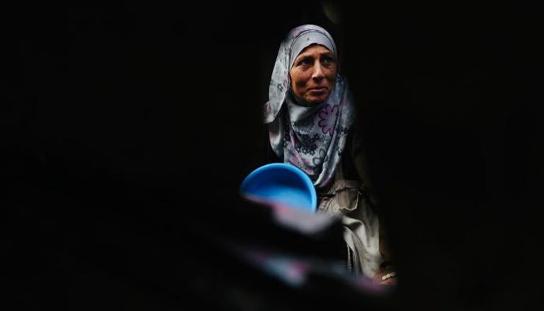 فلسطينية نازحة في خان يونس 