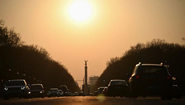 سيارات في شارع 17 يونيو وسط برلين