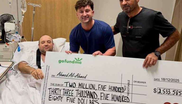 لحظة تسليم الشيك لأحمد الأحمد 