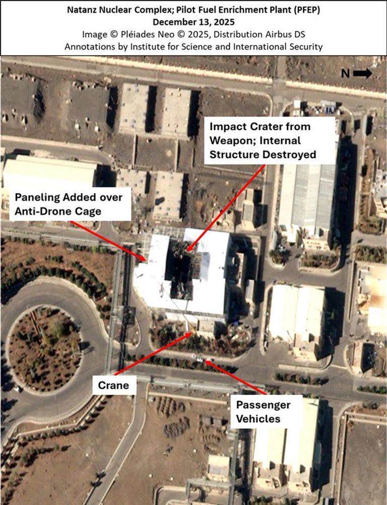 إيراني في منشأة للتخصيب خارج إصفهان