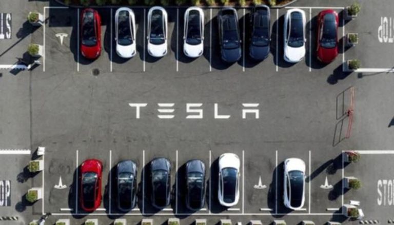 سيارات تسلا في موقف سيارات الشركة في فريمونت، كاليفورنيا