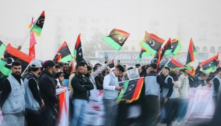 ليبيون يحملون أعلام بلادهم