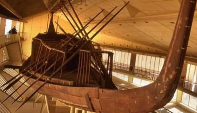 أول قارب شمسي لخوفو تم تجميعه وعرضه في مصر