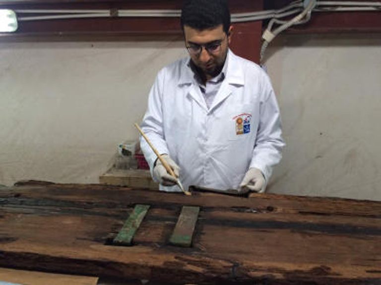 أول قارب شمسي لخوفو تم تجميعه وعرضه في مصر