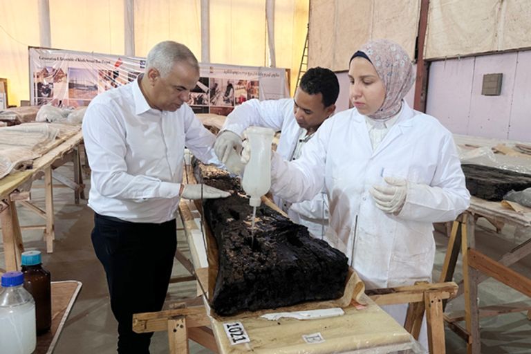 أول قارب شمسي لخوفو تم تجميعه وعرضه في مصر