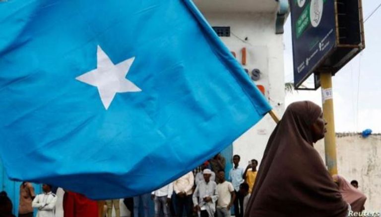 امرأة صومالية ترفع علم بلادها