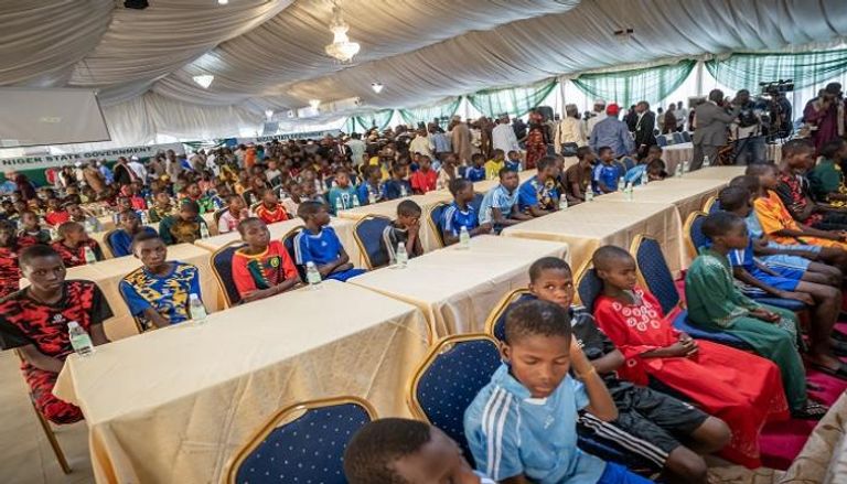 تلاميذ مدارس محررون خلال استقبال في مقر حاكم ولاية النيجر