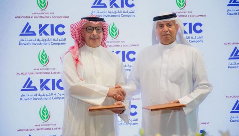 جانب من التوقيع