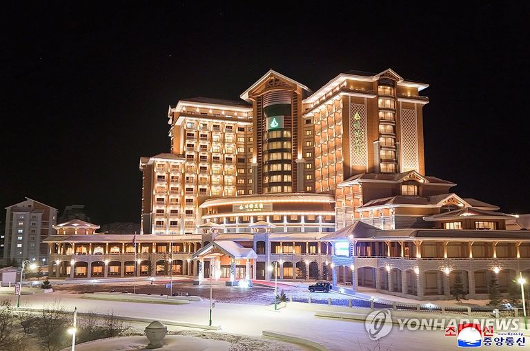 كيم جونغ أون يتفقد المنتجع رفقة ابنته