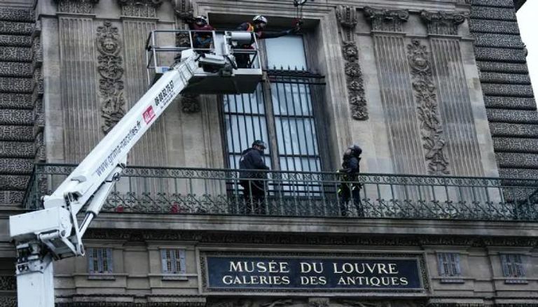 متحف اللوفر يشدد الإجراءات الأمنية
