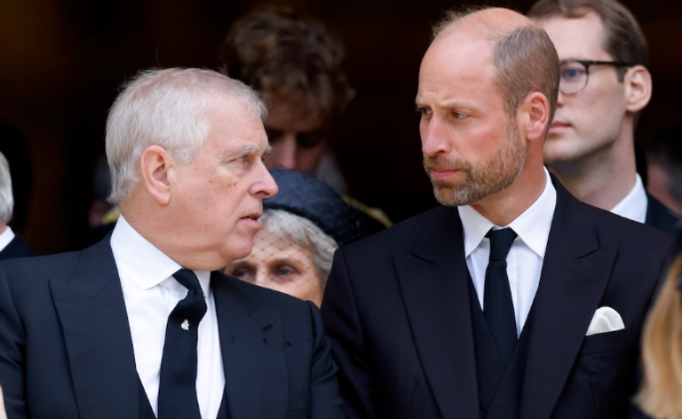 الملك تشارلز يتوسط زوجته كاميلا وابنه ويليام وعائلته