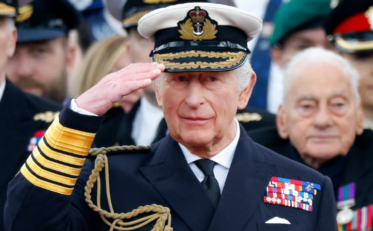 الملك تشارلز يتوسط زوجته كاميلا وابنه ويليام وعائلته