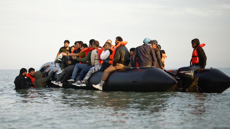 القبض على شخص يروج لتهريب البشر 