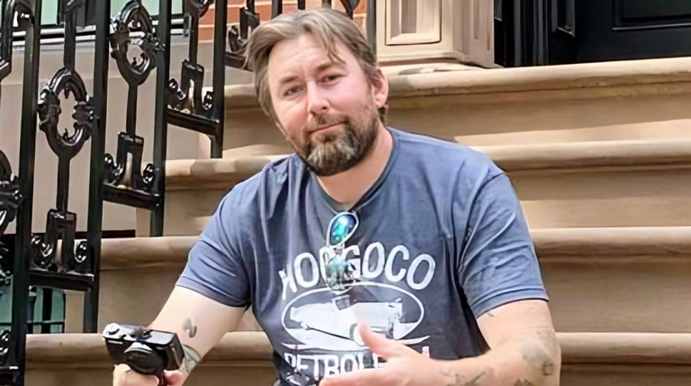 اليوتيوبر الأمريكي الشهير آدم ذا وو