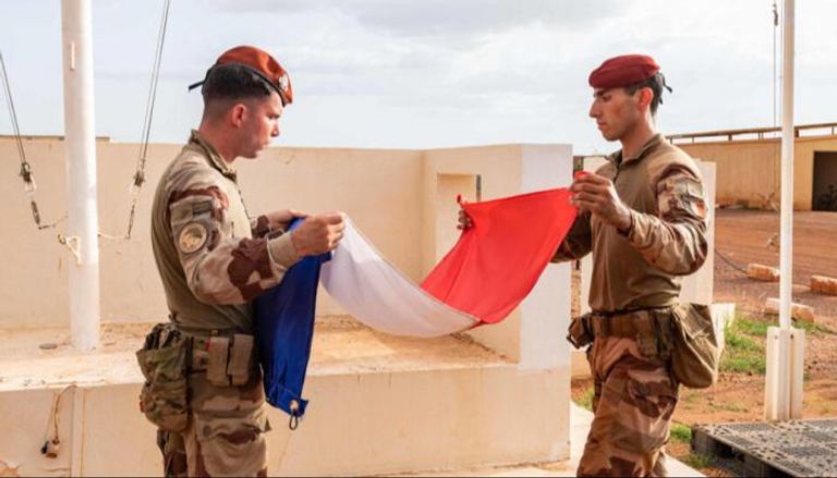 جنديان فرنسيان يطويان علم بلادهما - أرشيفية