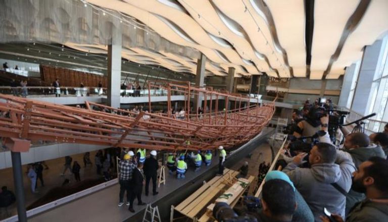 عملية نقل أخشاب مركب خوفو