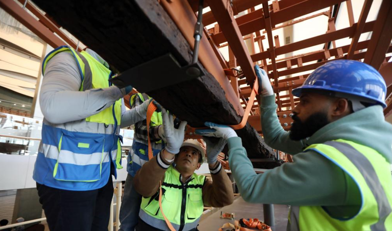 عملية نقل أخشاب مركب خوفو