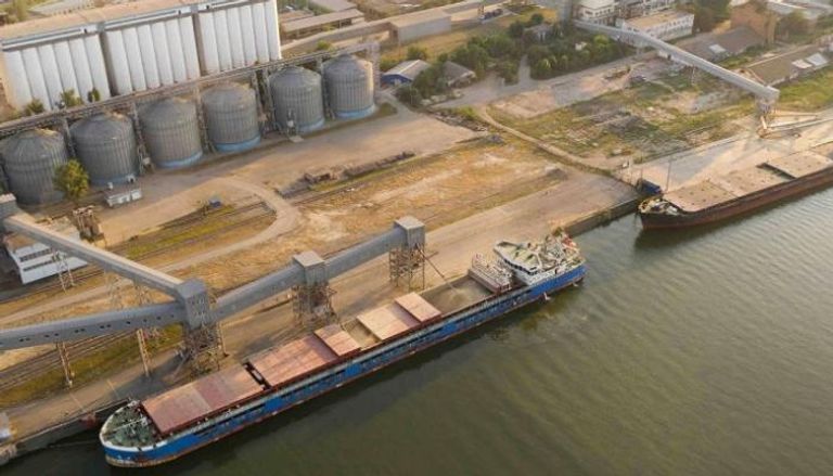 صوامع حبوب أوروبية مطلة على البحر الأسود