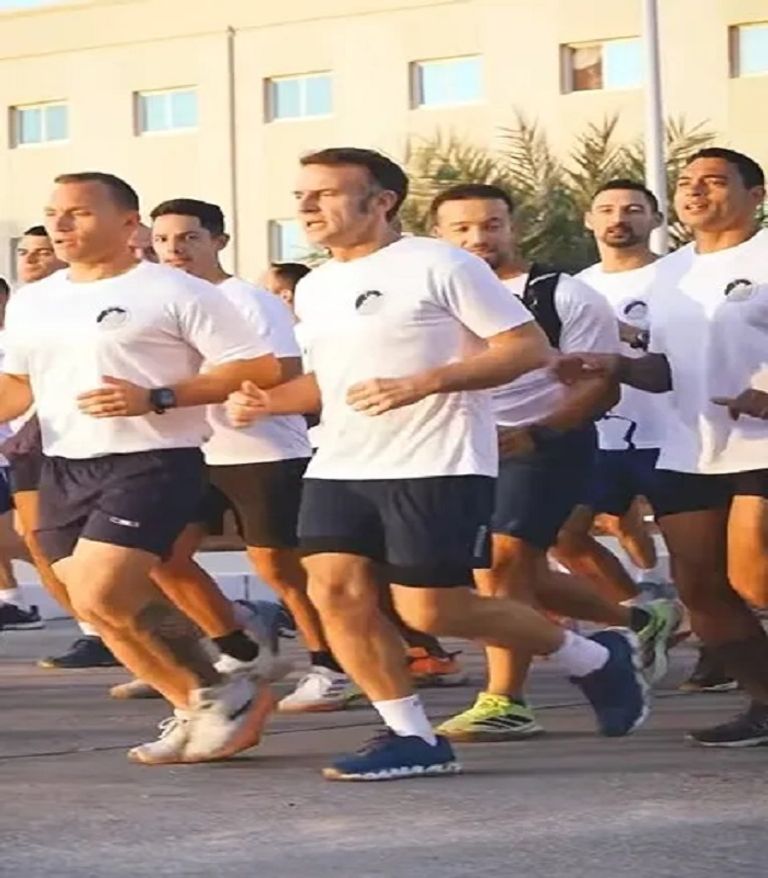 ماكرون أثناء تدريباته مع الجنود