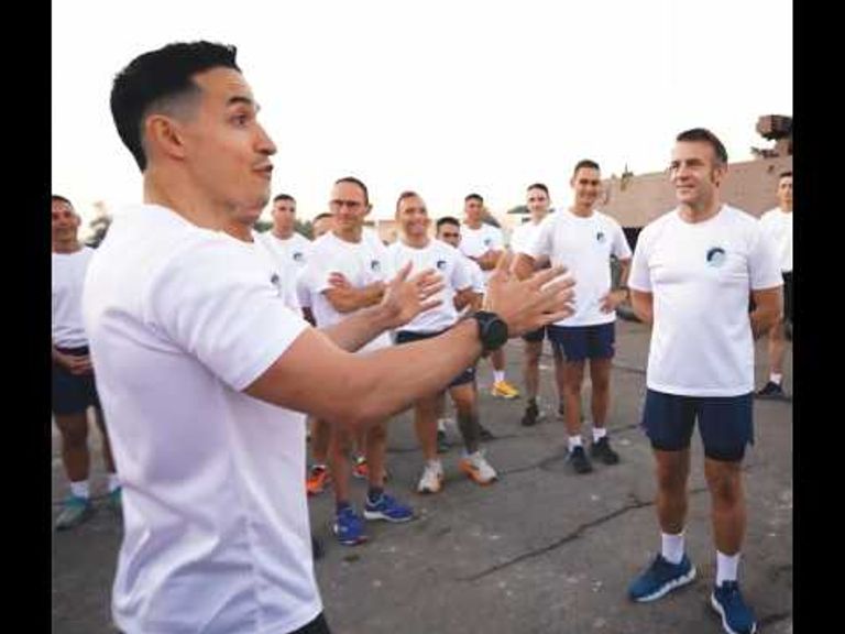 ماكرون أثناء تدريباته مع الجنود