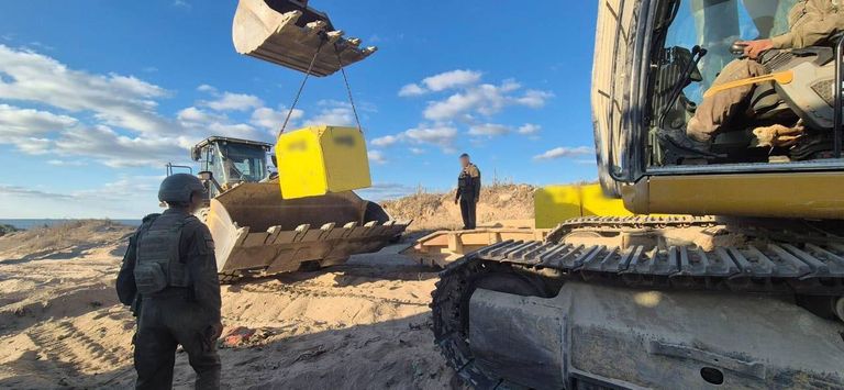 جانب من وضع علامات "الخط الأصفر" في غزة 