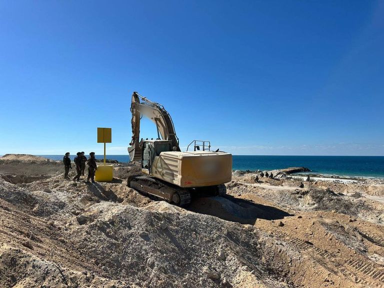 جانب من وضع علامات "الخط الأصفر" في غزة 