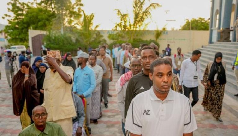 صوماليون في طوابير خلال الإدلاء بأصواتهم