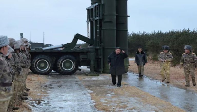 كيم يتفقد الصاروخ قبل إطلاقه