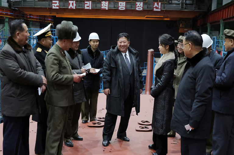 كيم يتفقد الصاروخ قبل إطلاقه