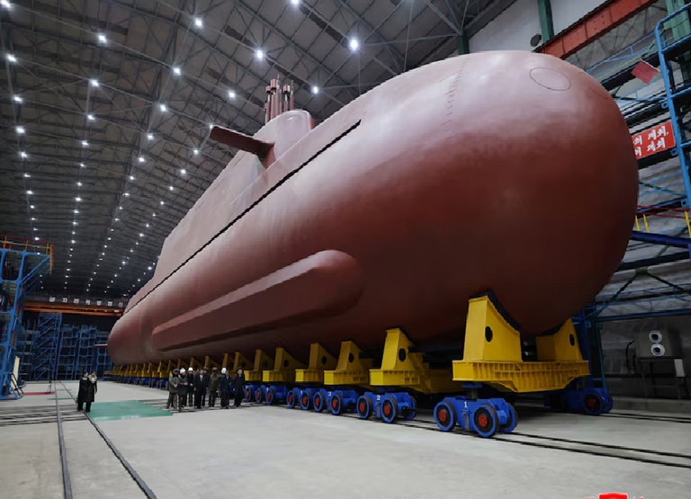 كيم يتفقد الصاروخ قبل إطلاقه