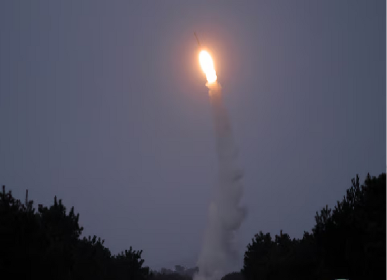 كيم يتفقد الصاروخ قبل إطلاقه