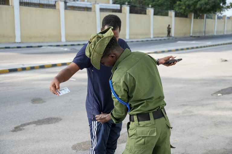 الرئيس الصومالي حسن شيخ محمود يدلي بصوته في مقديشو