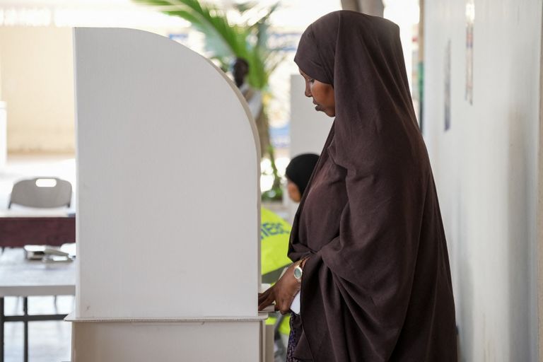 الرئيس الصومالي حسن شيخ محمود يدلي بصوته في مقديشو