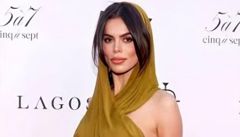 عارضة الأزياء بروكس نادر