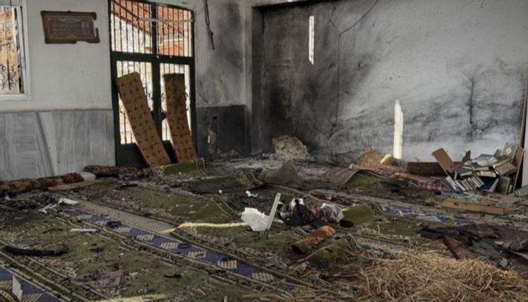 آثار التفجير في المسجد - (سانا)