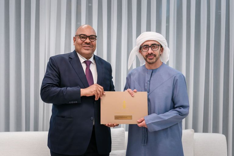 الشيخ عبدالله بن زايد آل نهيان خلال لقاء محمود ثابت كومبو