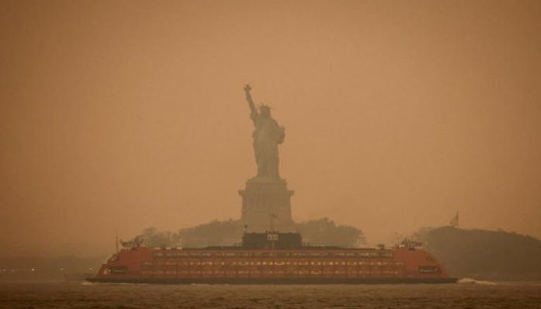 تمثال الحرية مغطى بالضباب والدخان الناجم عن حرائق الغابات - رويترز