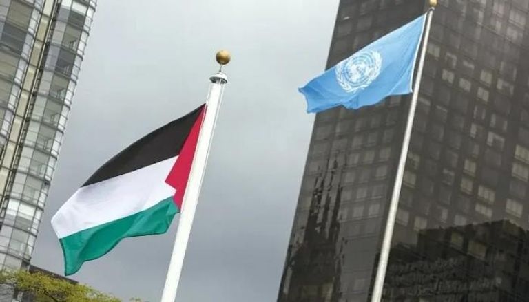 علم فلسطين إلى جانب علم الأمم المتحجة في نيويورك