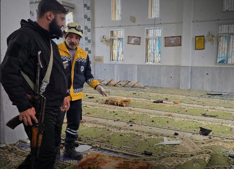 آثار الانفجار داخل المسجد