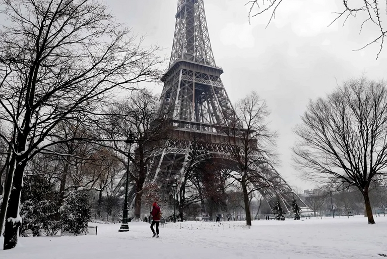 الثلوج تعرقل حركة القطارات السريعة في باريس