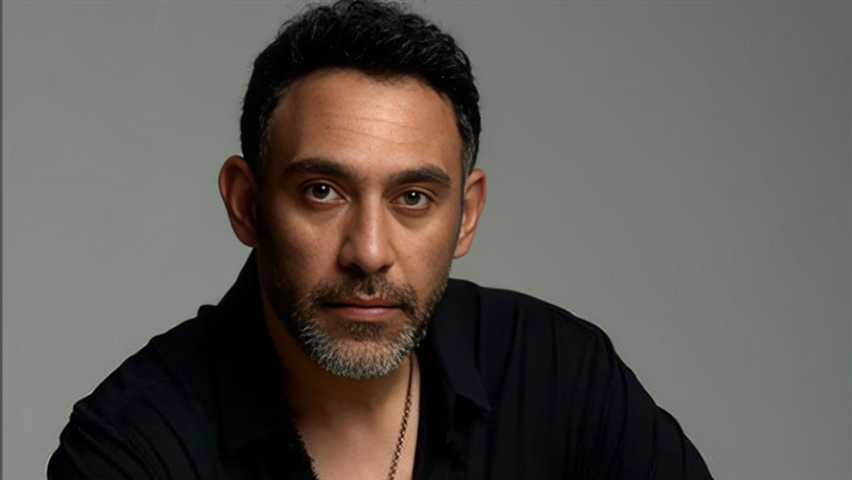 المطرب والملحن عمرو مصطفى