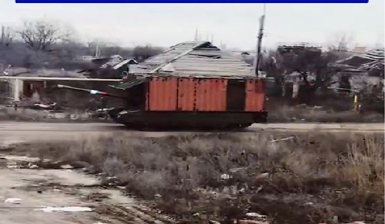 دبابة روسية تم تدريعها بحاوية شحن - صورة متداولة 