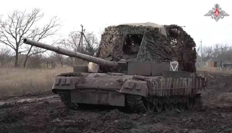 دبابة روسية تم تدريعها بحاوية شحن - صورة متداولة 