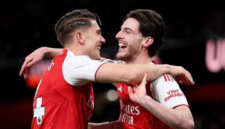 أرسنال يتصدر الدوري الإنجليزي