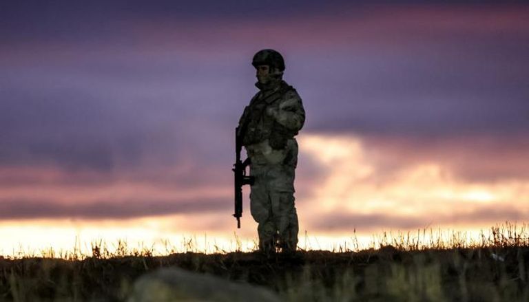 جندي بموقع تحطم الطائرة قرب أنقرة