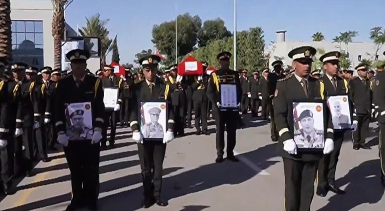 جانب من المراسم العسكرية لضحايا الطائرة