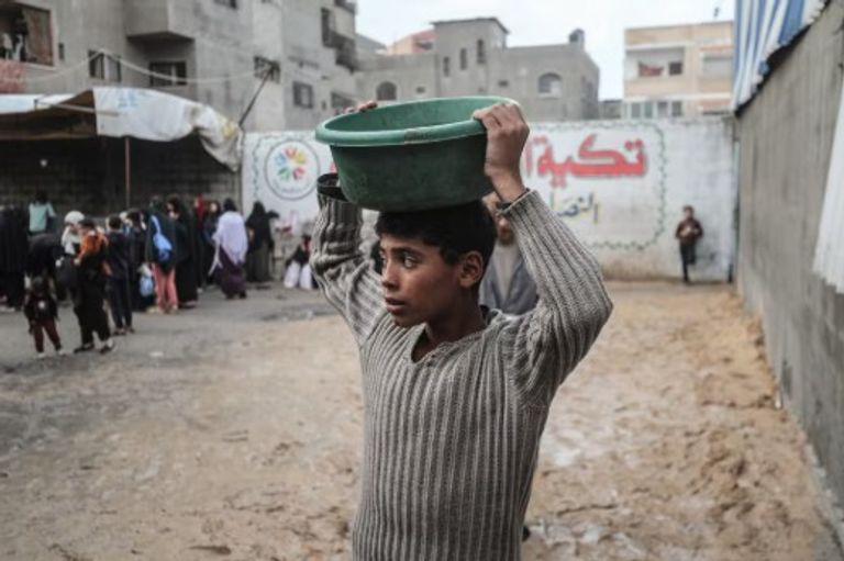 فلسطينيون في محل لبيع الهواتف المحمولة بغزة