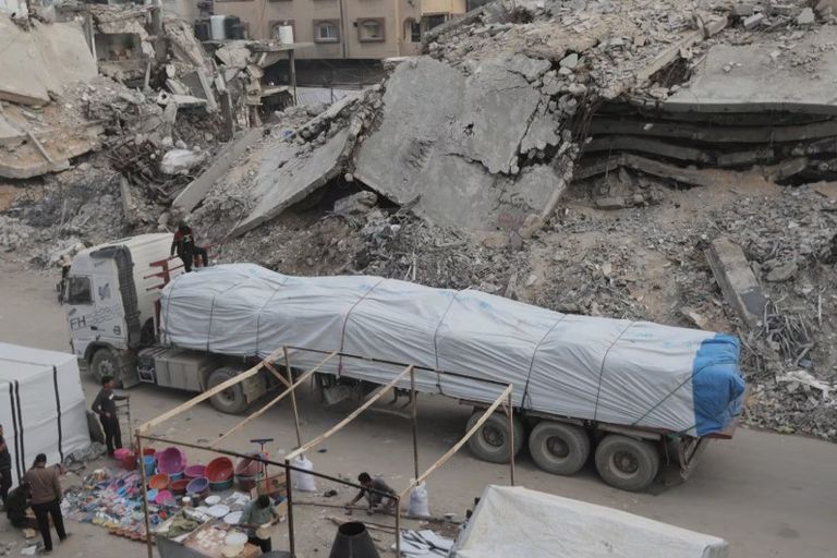 فلسطينيون في محل لبيع الهواتف المحمولة بغزة